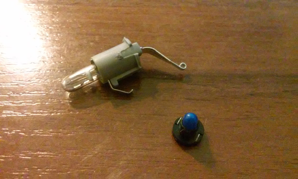 Замена лампочки в прикуриватель и кнопке W — Volvo S40 (1G), 2 л, 2004 ...