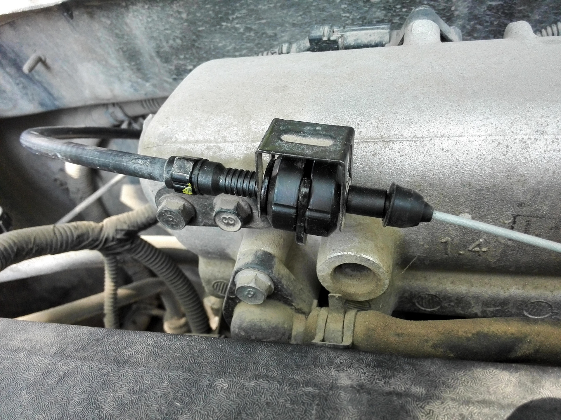 Замена тросика газа — KIA Rio 5-door (2G), 1,4 л, 2010 года | своими ...