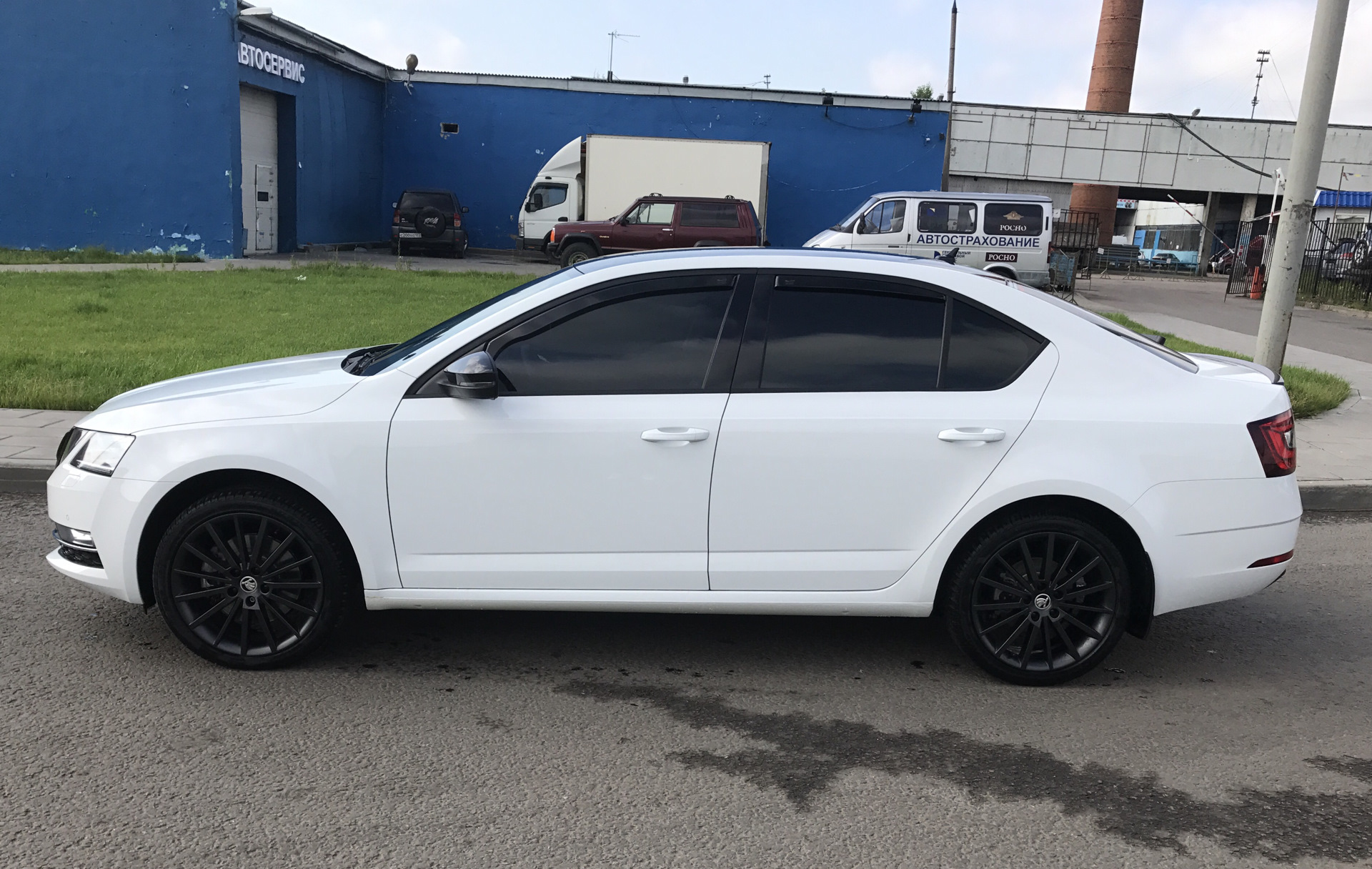 Диски шкода а7. Диски r18 Skoda Octavia a7. Диски Skoda Octavia a7 r17. Черные диски Шкода Октавия а7. Черные диски на Шкода Октавия а7 r17.