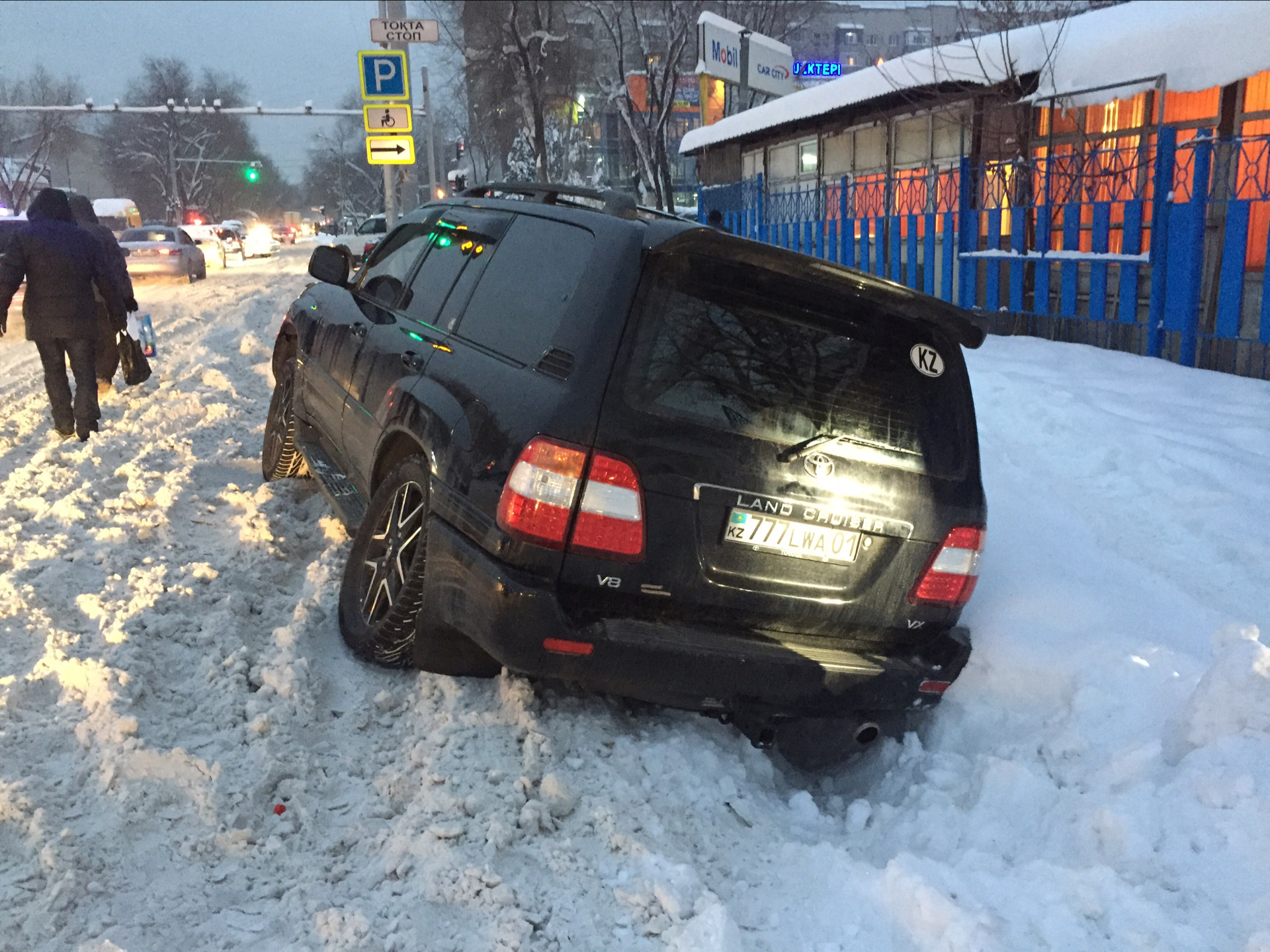 Toyota Land Cruiser 200 с мигалками