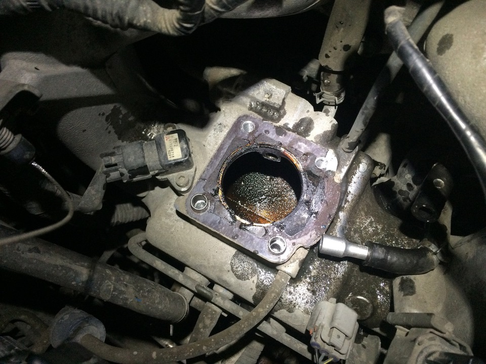 внутренности впуска. Прийдется еще разок разобрать. Забыл про прокладушку, а она порвалась немного. — Suzuki Jimny (1G)