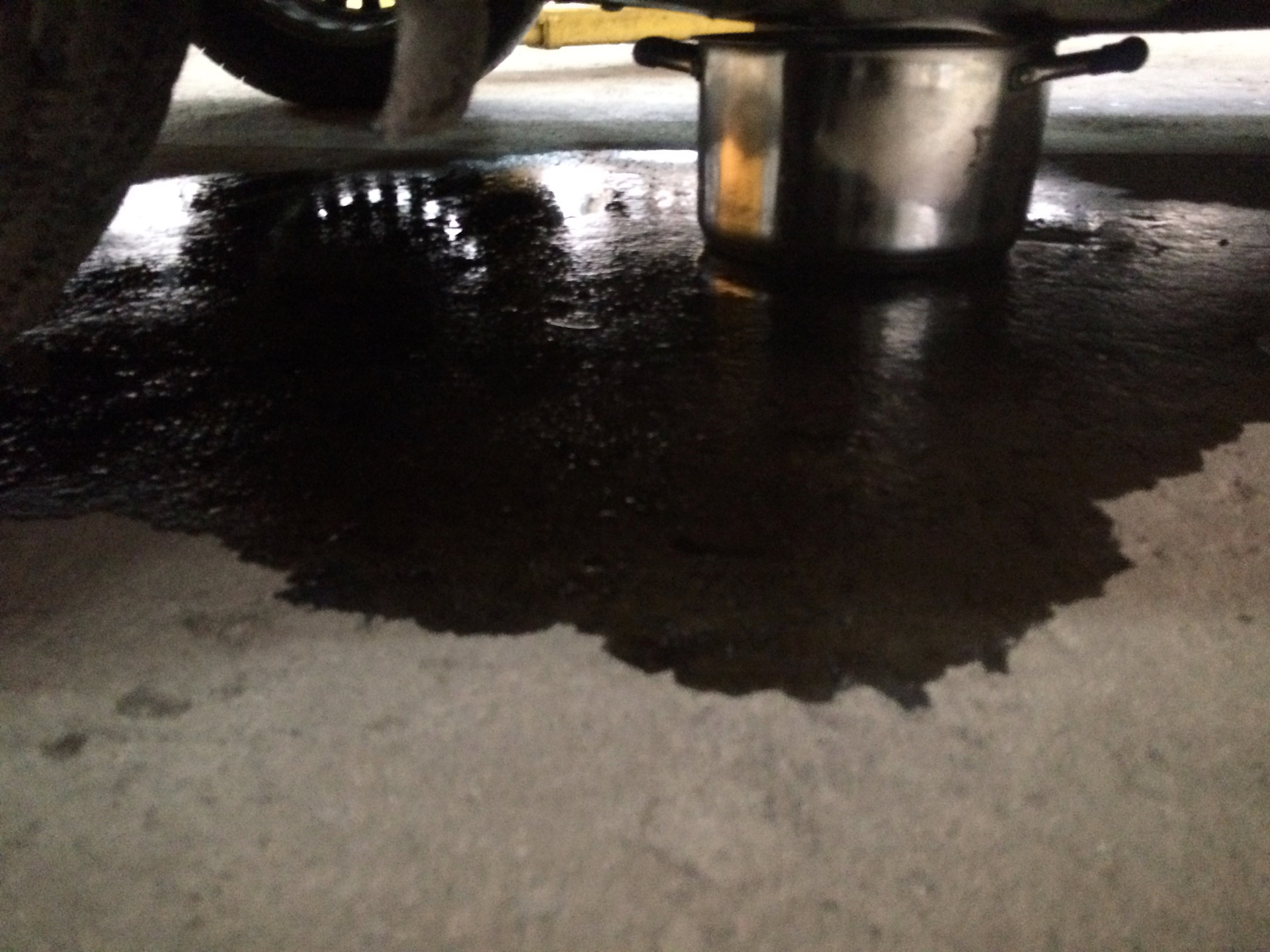 Масляная лужа под автомобилем. Масло под машиной. Масляное пятно под машиной. Подтеки масла под машиной. Масляная лужа под автомобилем.