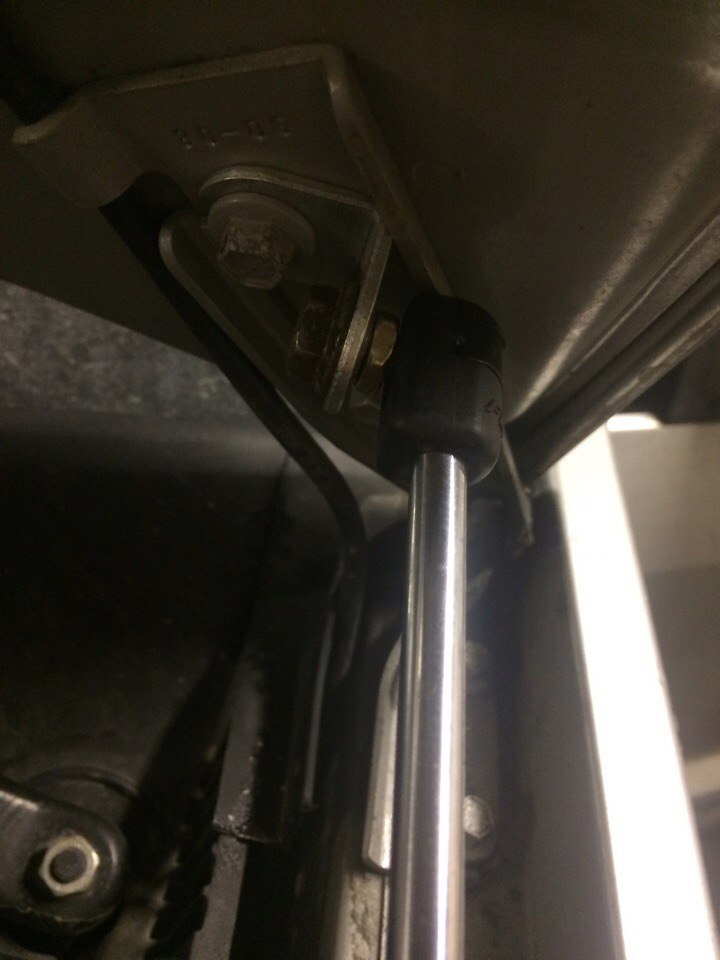 Газовые упоры под капот. — Ford Fusion, 1,4 л, 2008 года | другое | DRIVE2