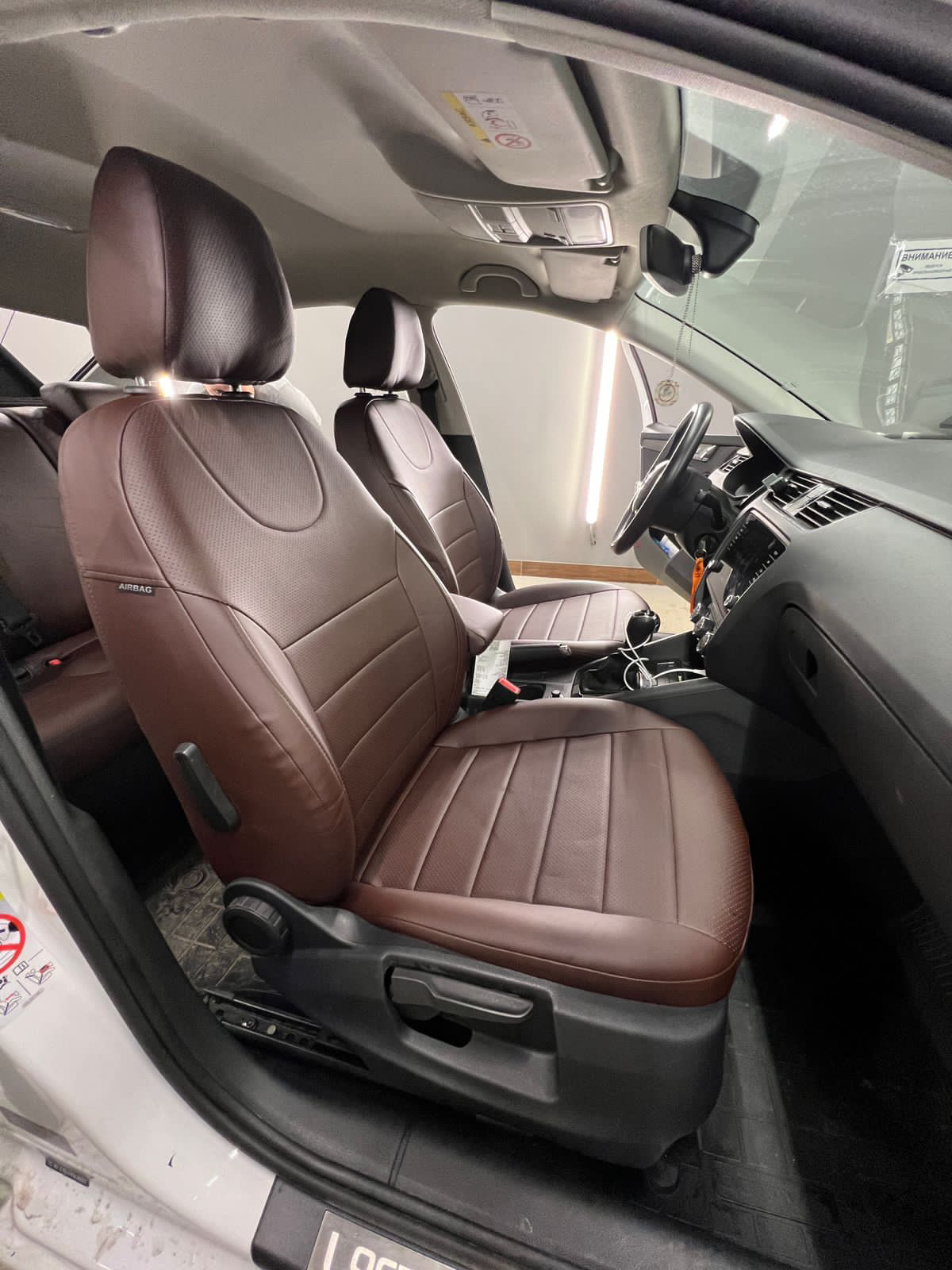 кресло офисное бежевое экокожа. чехлы solaris 2 темно коричневый. чехлы соты на шевроле круз. чехлы экокожа шкода рапид. экокожа 2020.