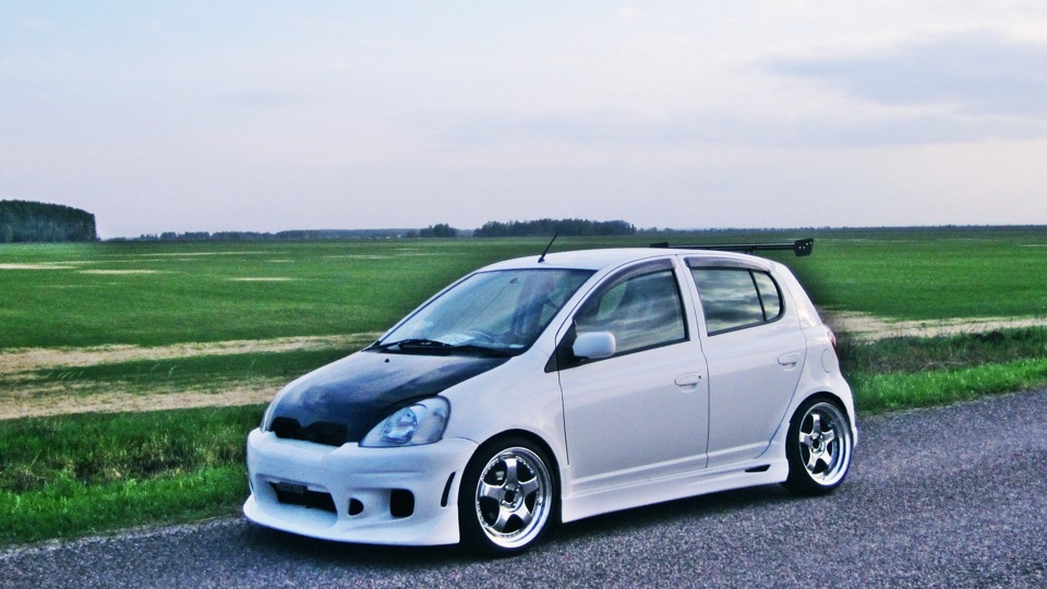 Toyota Vitz 2001 White stance