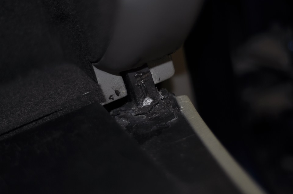 Снятие перчаточного ящика + ремонт правой петли — Audi A4 (B6), 1,8 л ...