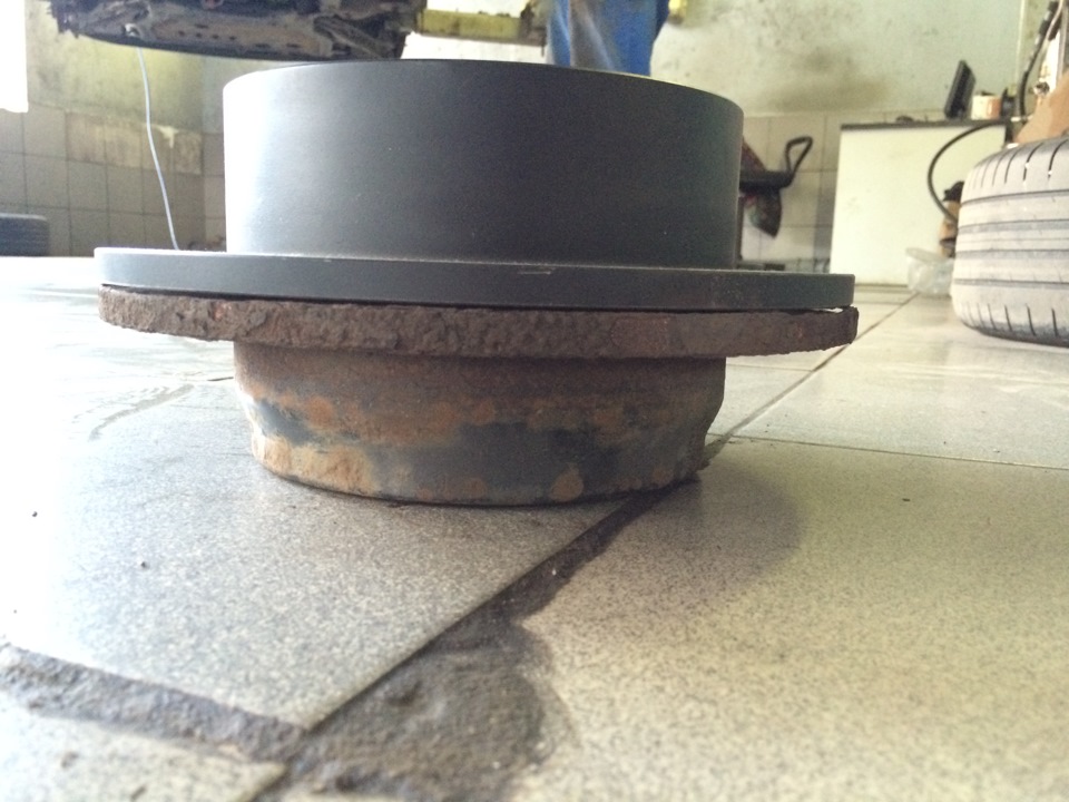 58411-1H300 и штатный оригинальный диски 58411-1H100 — KIA Ceed (1G). Запчасти на фото: 584111H300, 584111H100