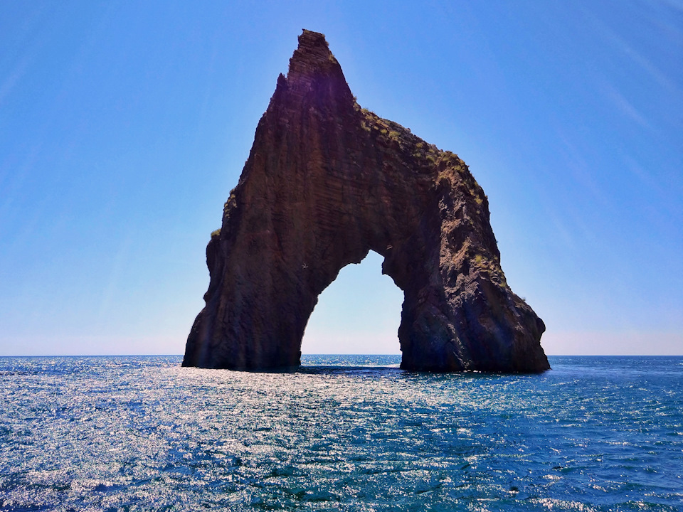 Ну и те самые Золотые/Чертовы ворота, катер проплывает в них. — Audi A5 (1G)