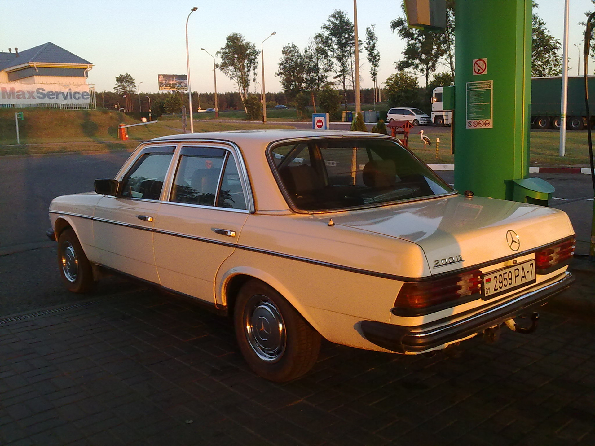 Mercedes-benz w123 2.3 бензиновый 1984 e230 oldtimer на drive2