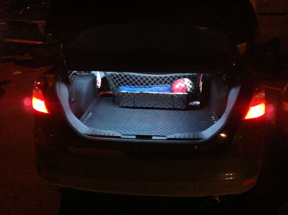 Подсветка багажника форд фокус. Подсветка багажника Форд фокус 2 седан Рестайлинг. Свет в багажнике Форд фокус 2. Светодиод в багажник Ford Focus 3. Свет в багажнике в фокусе 2 седан.