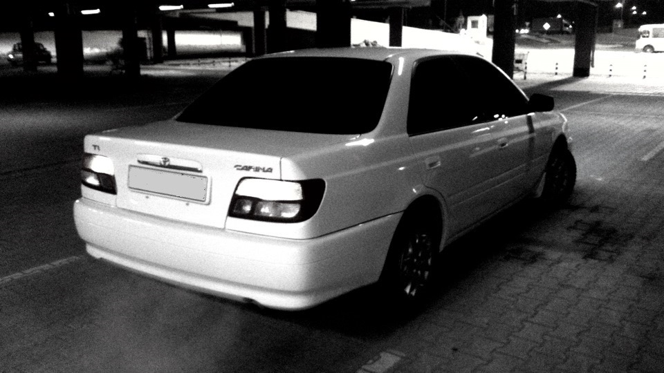 Toyota Carina 2000 белая тонированная