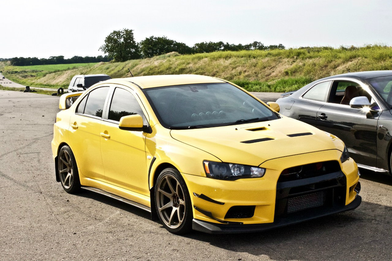 Лансер 50. Mitsubishi Lancer Evolution 10 жёлтый. Митсубиси Лансер Эволюшн желтый. Mitsubishi Lancer Evolution 6 Yellow. Митсубиси Лансер Эволюшн 10 жёлтый.