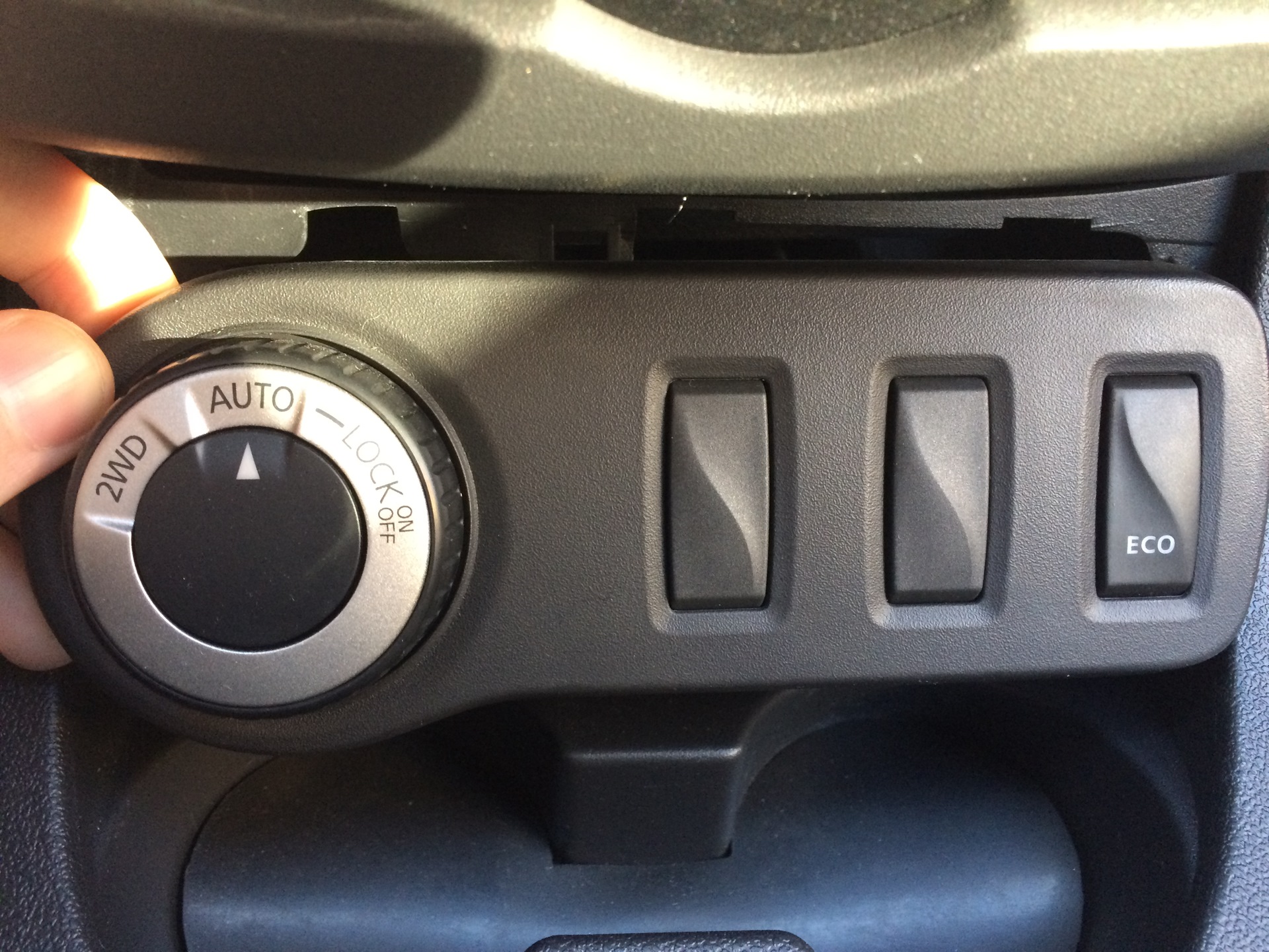 Кнопки дастер купить. Renault Duster кнопка Eco. Renault Duster 2012 кнопка ESP. Рено Дастер 1 кнопка парктроника. Гнездо USB Рено Дастер.
