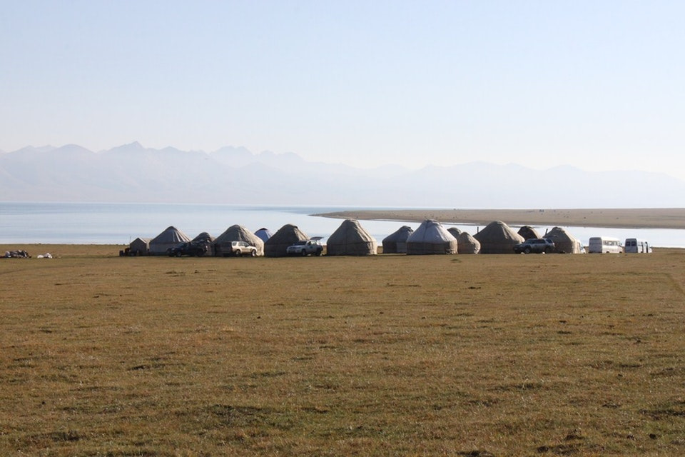 Озеро ханы. Озеро сон Куль Киргизия. Юрт Кэмп Иссык Куль. Дорога на сон-Куль. Сон Кол озеро.