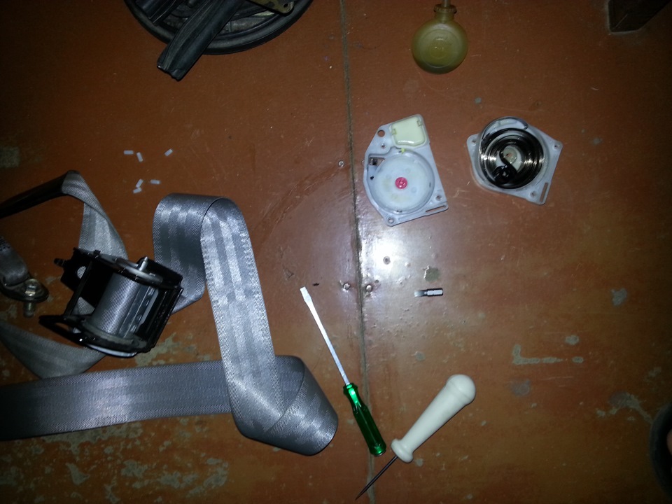 Задний ремень безопасности (ремонт) — Nissan Laurel (C35), 2 л, 2001 ...