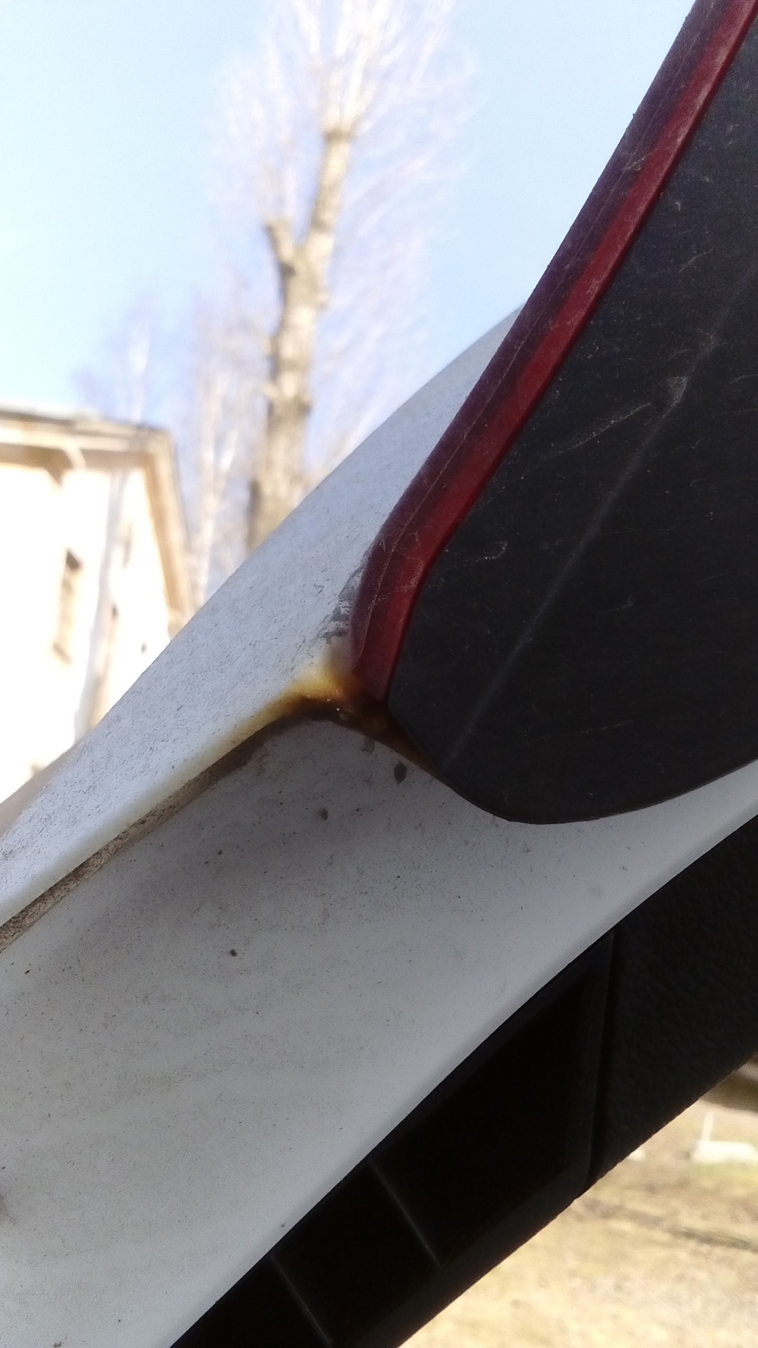 кромка крышки багажника. ржавчина низ двери ваз 2107. хромированные молдинги на рено логан 1 omsa.