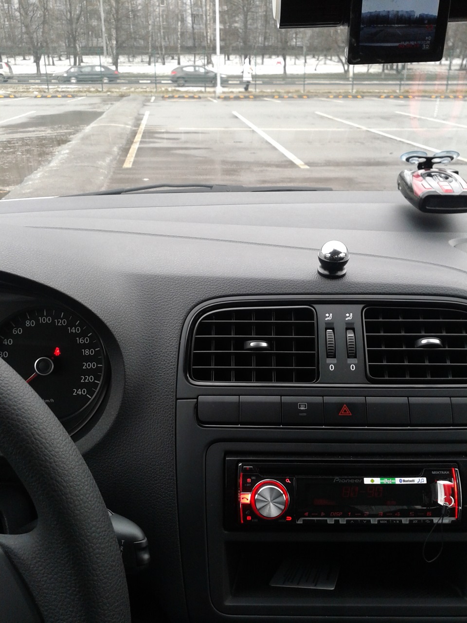 Держатель смартфона для vw polo. Поло седан крепление телефона. Volkswagen polo держатель для телефона. Держатель телефона поло. Держатель для телефона в фольксваген поло седан.