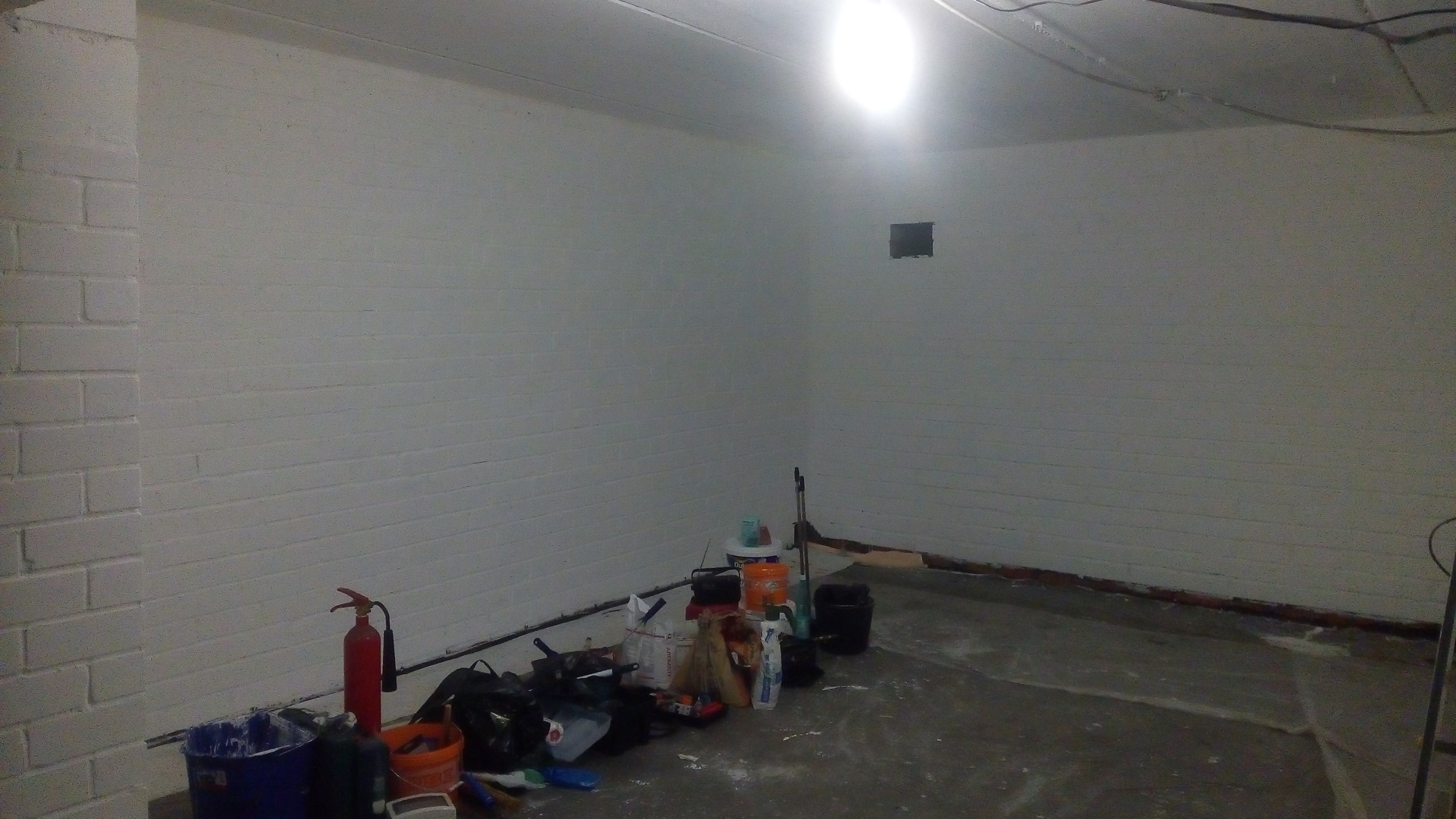 продолжение ремонта. квартира для инвестиций. икона появилась после пожара на стене. отделка подезла понелки минимальными средствами. апартаменты «город рек».