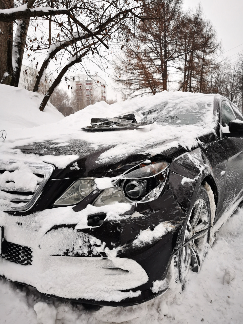 Максимальный репост пожалуйста. Разбил и скрылся — Mercedes-Benz E-class  (W212), 1,8 л, 2011 года | ДТП | DRIVE2