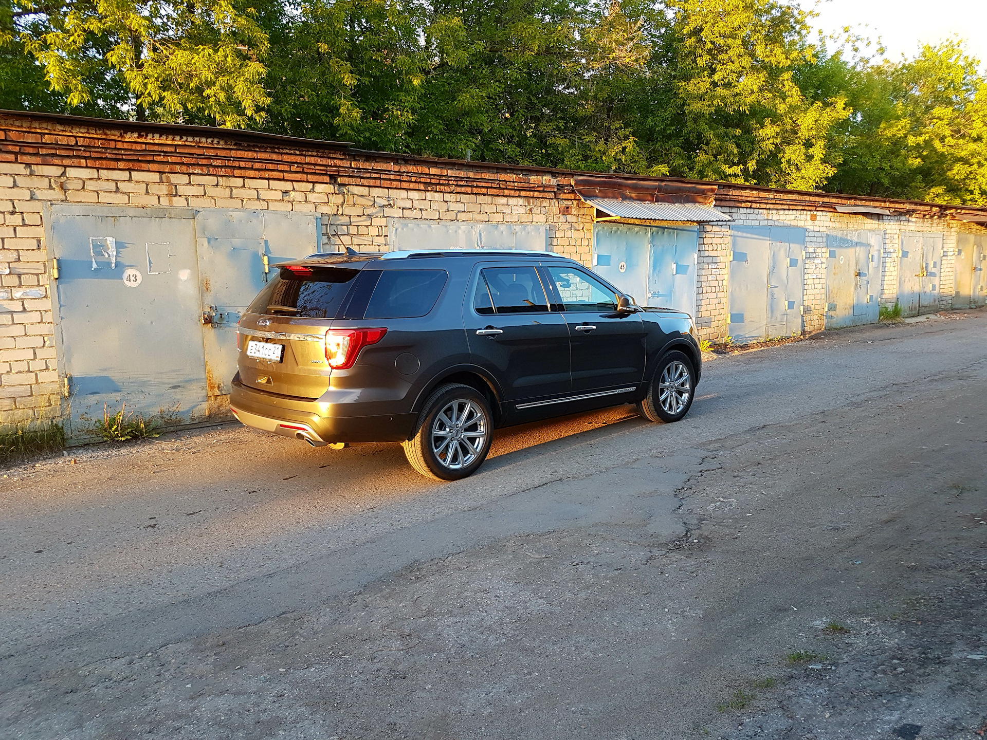 Парковка у Внуково — Ford Explorer (5G), 3,5 л, 2017 года | путешествие |  DRIVE2