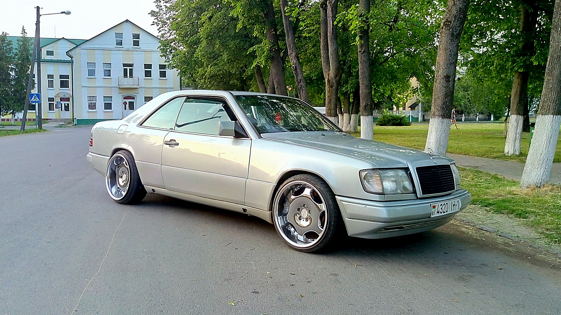 W124 coupe. Mercedes c124 Coupe. Mercedes 124 купе. Мерседес е 124 купе.