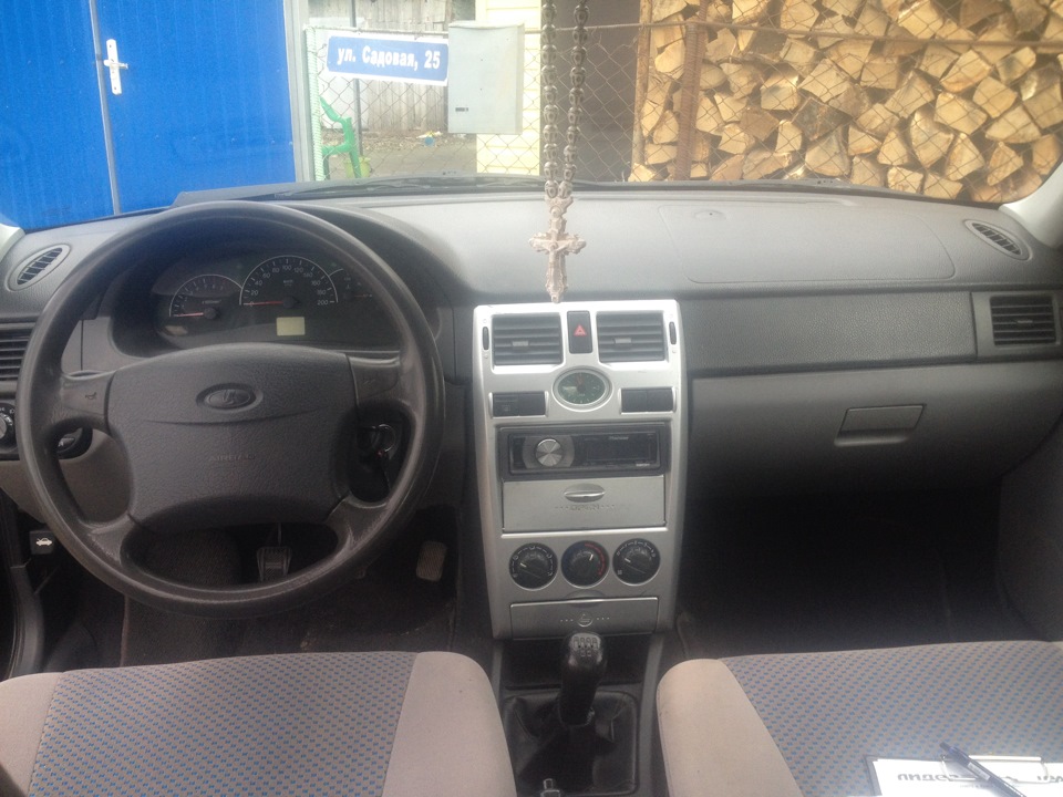 Центральную консоль в черный глянец — Lada Приора седан, 1,6 л, 2007 ...