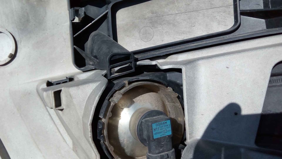 Если присмотреться, то видна заводская выштамповка под сверление парктроника — Ford Mondeo IV