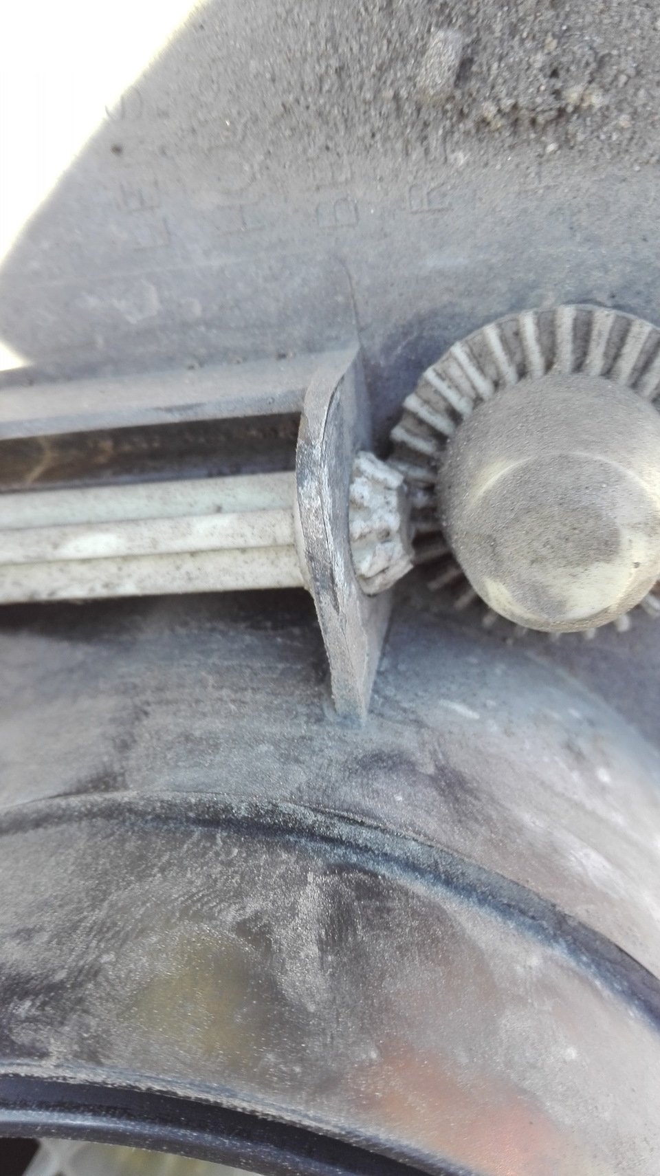 Светоотражатель фары — Ford Focus I Hatchback, 2 л, 2002 года | поломка ...