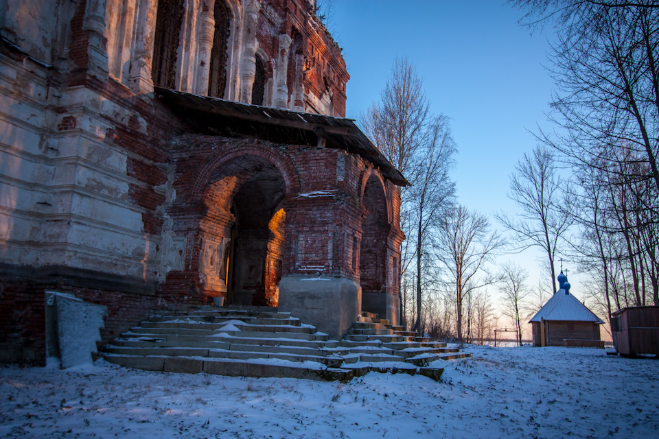 Поражает масштаб строения. С трудом верится, что кругом болота на многие километры, когда видишь эти массивные ступени на крыльце, узорчатые кованые решетки на окнах, толщину перекрытий в подвале. — Toyota Land Cruiser Prado 90-series