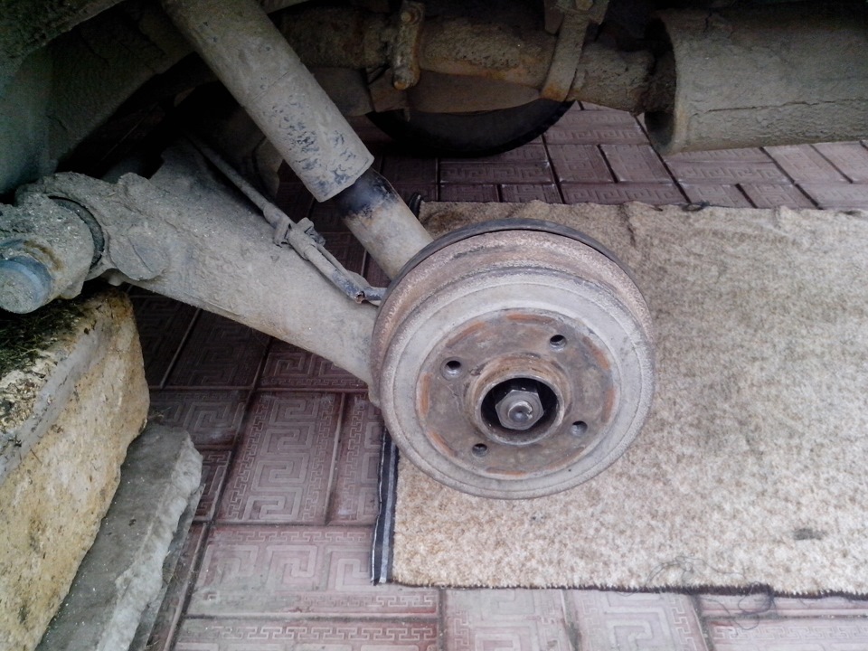 Заклинил ручник, не могу снять тормозной баробан заднего колеса. — DRIVE2