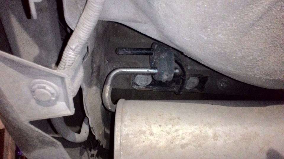 Кронштейн для левого крушителя. — Subaru Forester (SJ)