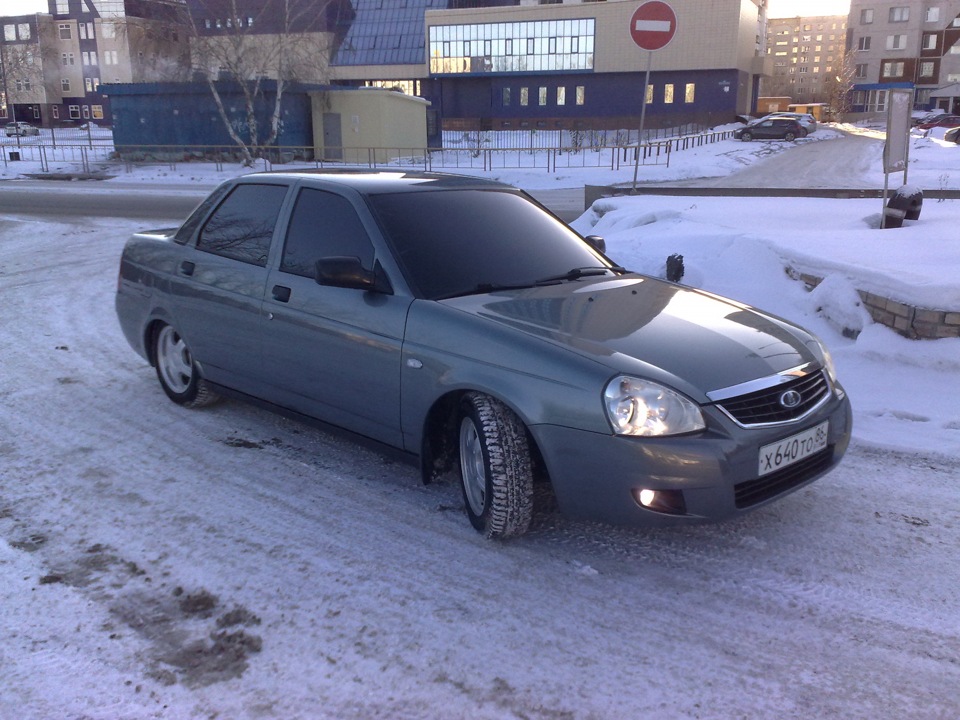 Лада Приора седан мокрый асфальт Сток