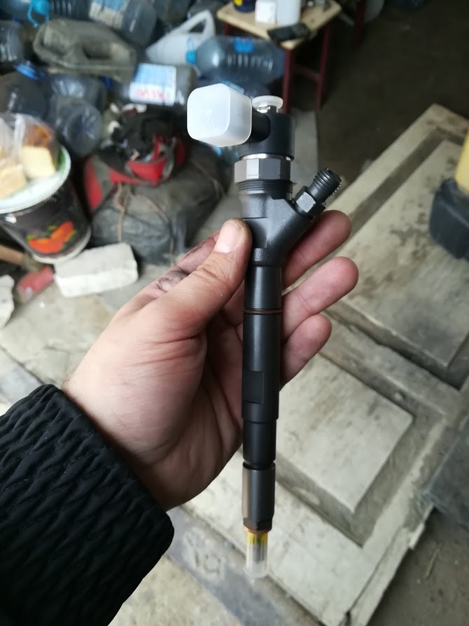 0дизель. 2см 2009г дизель льют в обратку форсунки. Форсунка льет в обратку дизель. Форсунка мотоблока. Форсунка льет в обратку дизель.