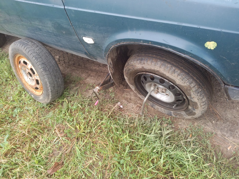 Пробило колесо. Утро добрым не бывает. — Москвич 2141, 1,7 л, 2000 года ...