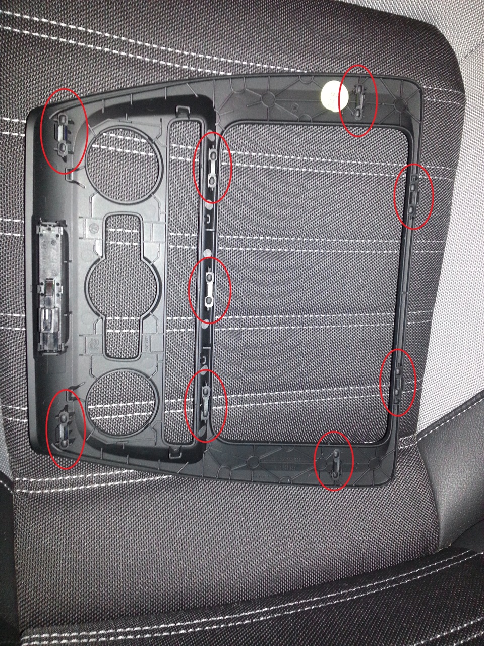 Места расположения клипс декоративной накладки магнитолы и климата. — Volkswagen Jetta VI