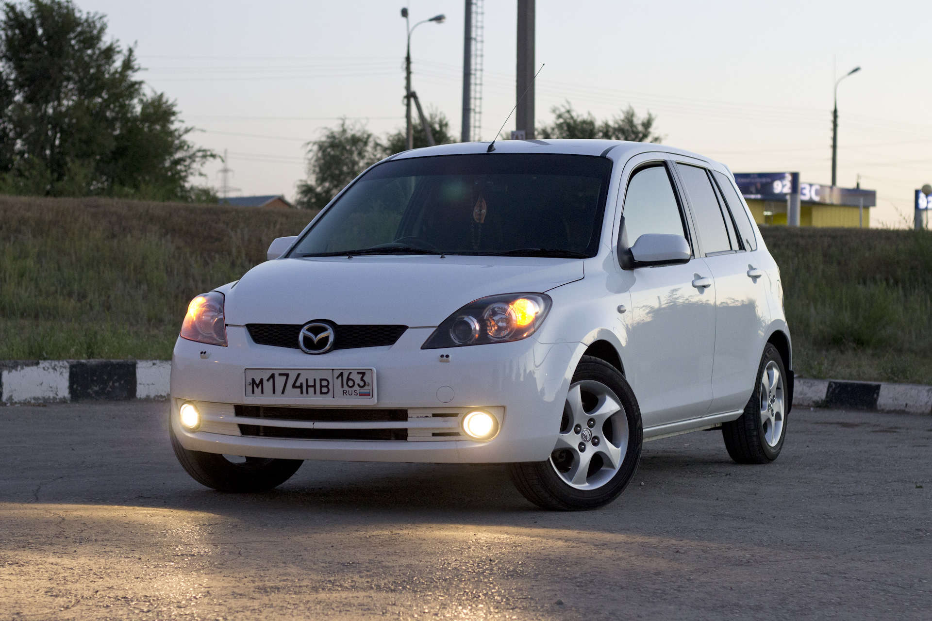 Мазда демио фото. Mazda Demio 2002 1.3. Мазда Демио драйв 2.