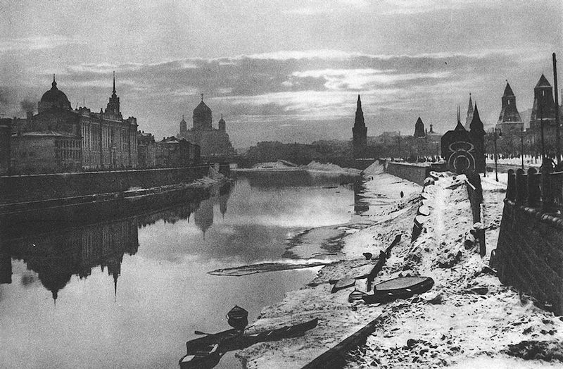 Рыбаки у Кремля на реке Москве