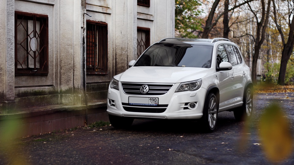 White 7 in 1. Tiguan 2010 r line. Фольксваген Тигуан 2010 r line. Тигуан р лайн 2010. Тигуан 2010 заставка.