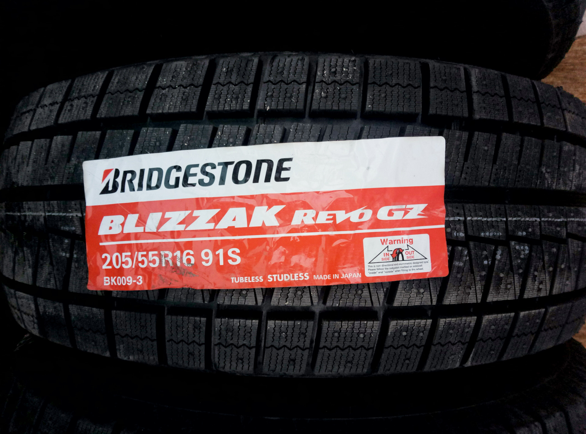 Бриджстоун r16. Bridgestone Blizzak Revo GZ 205/55 r16. Bridgestone Revo GZ 205/55 r16. Blizzak Revo GZ 205/55 r16. Бриджстоун Рево GZ липучка 205/55 r16.