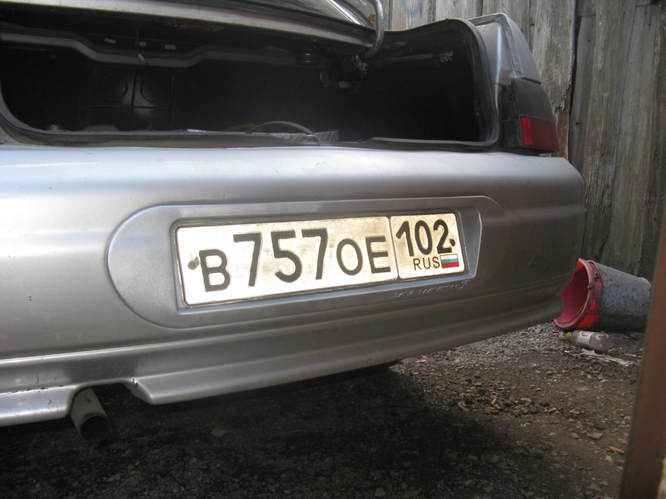 новая рамка заднего номера и самодельные реснички на фары — Lada 21103 ...