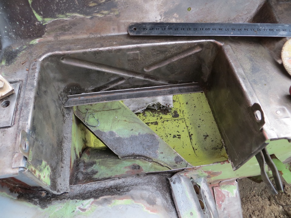 крепление аккумулятора 2114 площадка. площадка акб ваз 2108. место под аккумулятор. под аккумулятором горит стоп. площадка под акб ваз 2110.