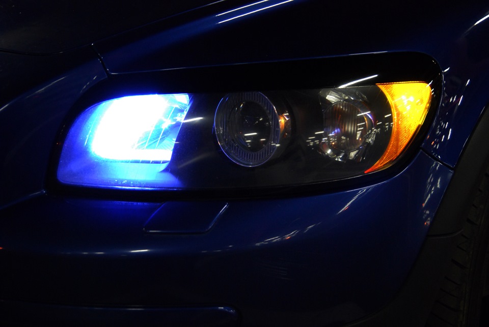 Передние габаритные огни. Led линзы Volvo c30. Габаритный огонь Volvo. Галогеновые передние фары проекционного типа.