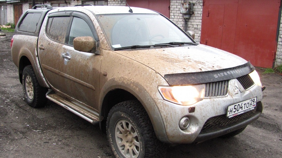 mitsubishi l200 серебристый