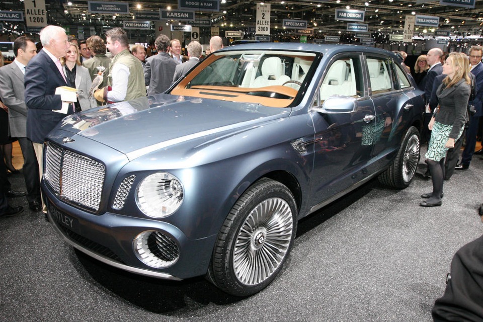 Новый внедорожник Bentley Exp 9f салон