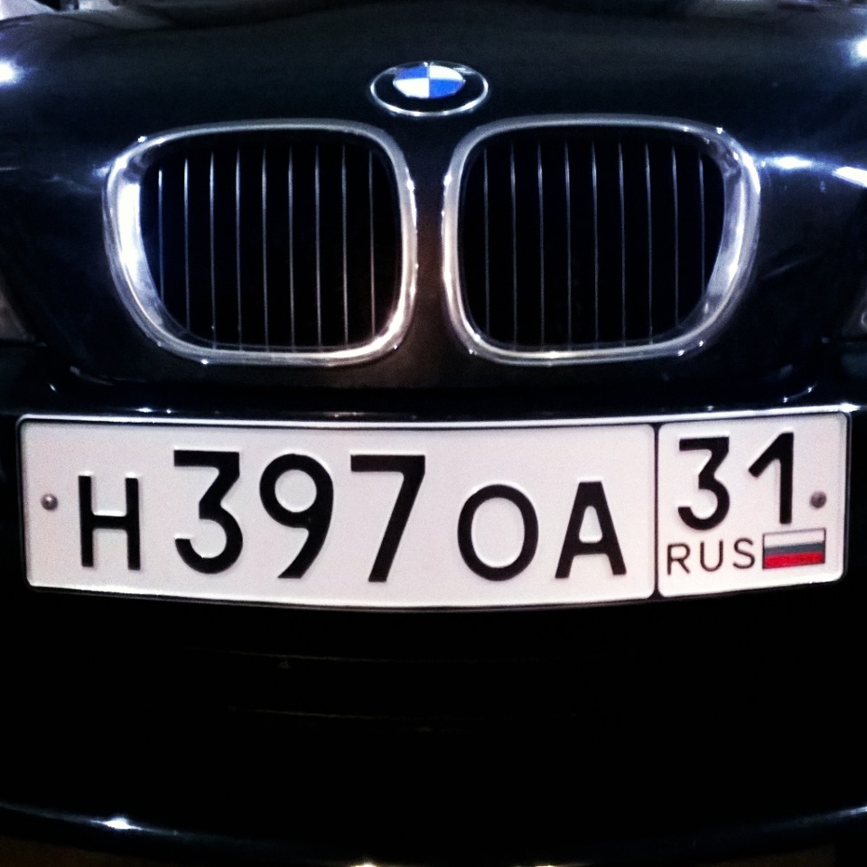 Два разных номера. Номера БМВ. BMW С номерами. Красивые номера на БМВ. БМВ 3 номера.