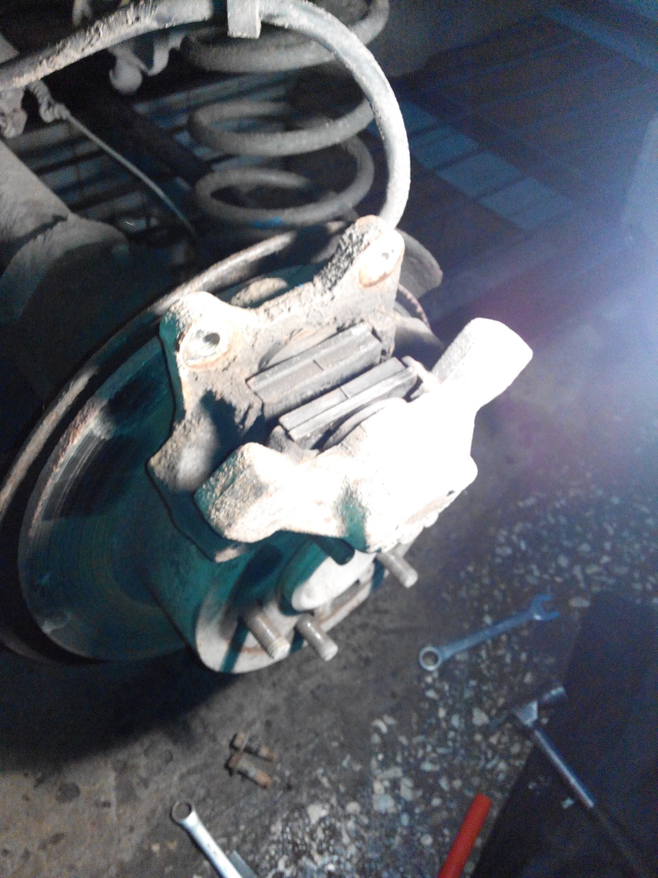 Подклинивали колодки на заднем левом колесе — Volvo 740, 2,3 л, 1992 ...