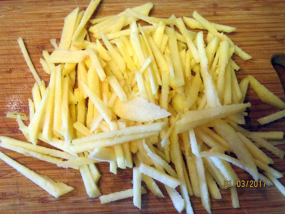 Так же нарезаем её соломкой.