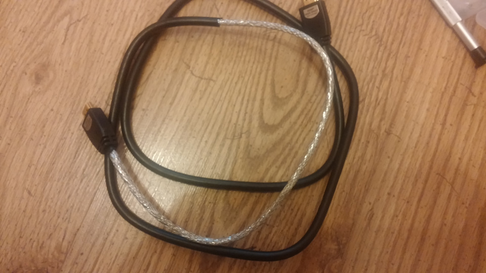 Нашел ХДМИ кабель с мягкой оплеткой, пришлось срезать в месте сгиба, чтобы экрану не было б тяжело открываться — Toyota Avensis II