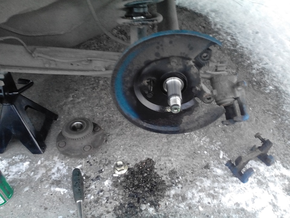 Замена задней ступицы — Nissan Almera II (N16), 1,8 л, 2003 года ...