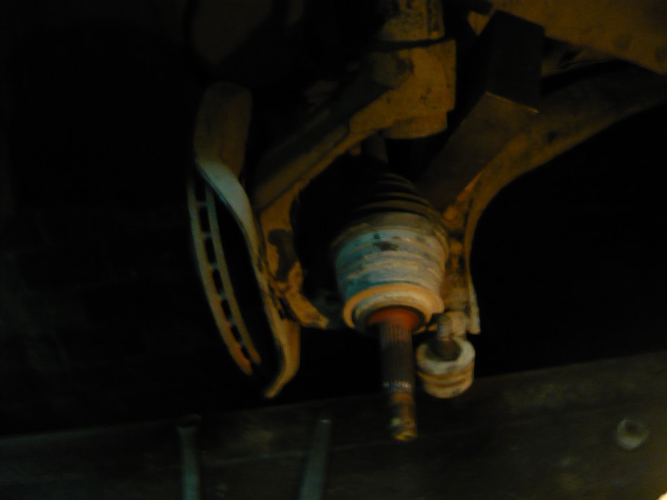 снятая стойка, всё, что остаётся нетронутым под крылом — Daewoo Nexia (2G)